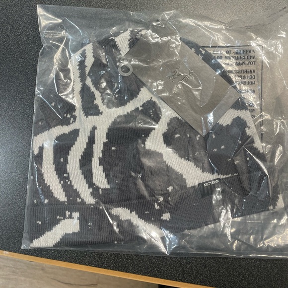 COPY - COPY - Arctyrex beanie - graphite/solitude - brand new - Picture 2 of 2